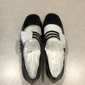Nine West Mary Jane patent leather black flats, size 6.5. New in box never worn.